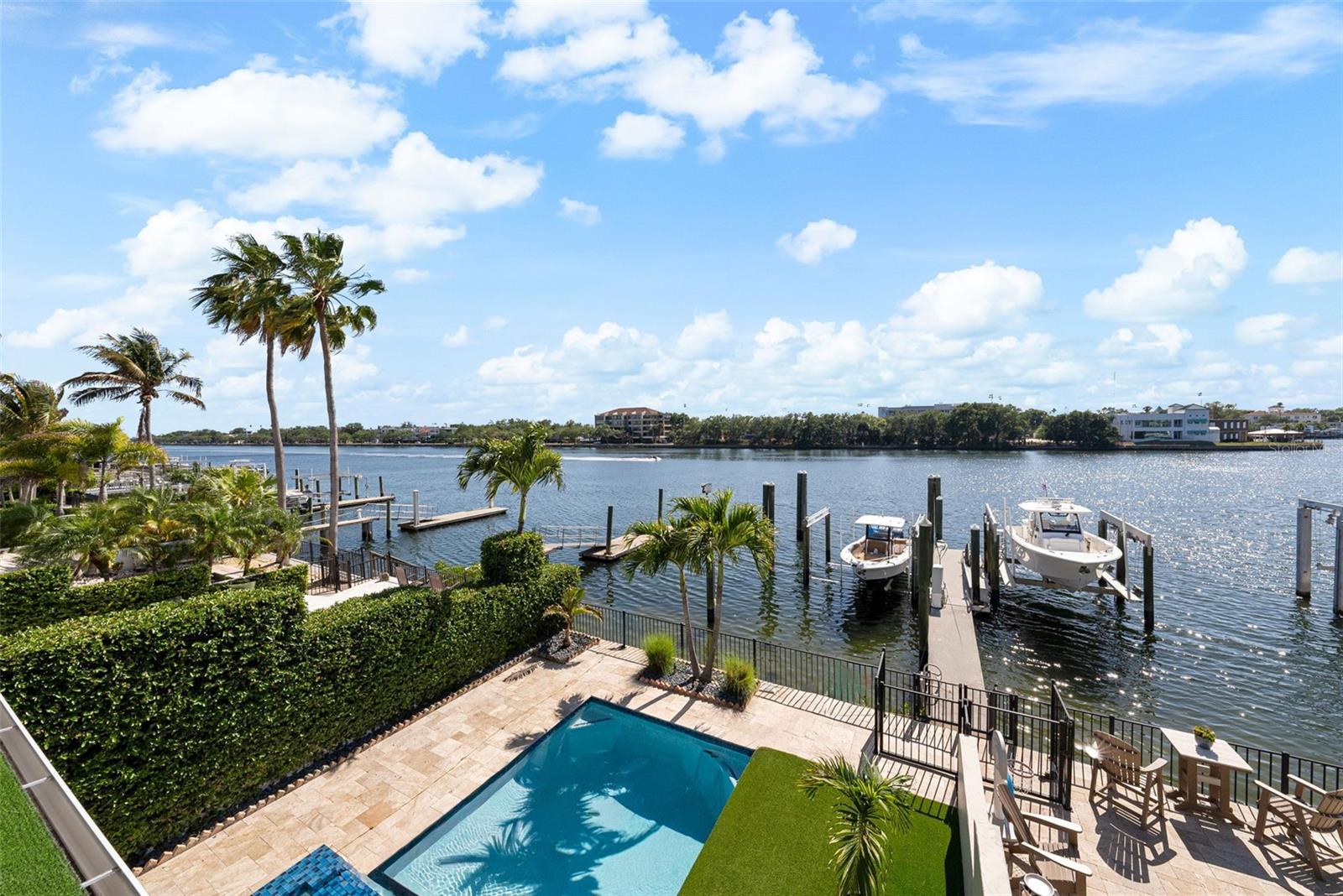 ST TROPEZ AT HARBOUR ISLAND PH - Residential