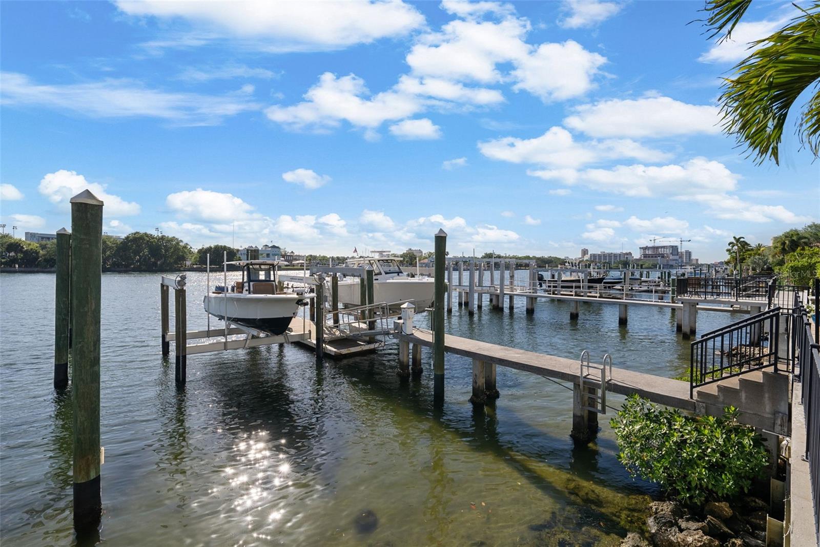 ST TROPEZ AT HARBOUR ISLAND PH - Residential