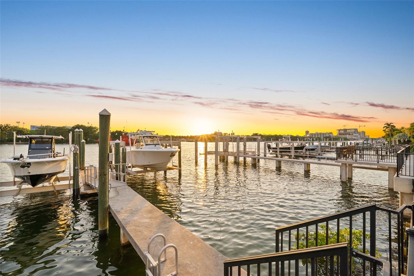 ST TROPEZ AT HARBOUR ISLAND PH - Residential