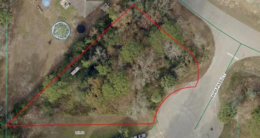 CORNER, CUL-DE-SAC BUILDING LOT IN GREAT LOCATION w/NO HOA. 0.40 Ac. level/flat, wooded with good trees you can work with.   Paved roads near good schools, Golf Courses, The Grocery, Restaurants and Parks.  Site built homes only, NO MOBILE HOMES!  This land will require a Well and Septic for a Single-Family Home.  Buy this land as an investment with low taxes or buy to build in the future or buy and start building today!   Marion Co. Parcel ID#9007-0090-15.   Lot GPS Coordinates:  29.12229114, -82.02200885
