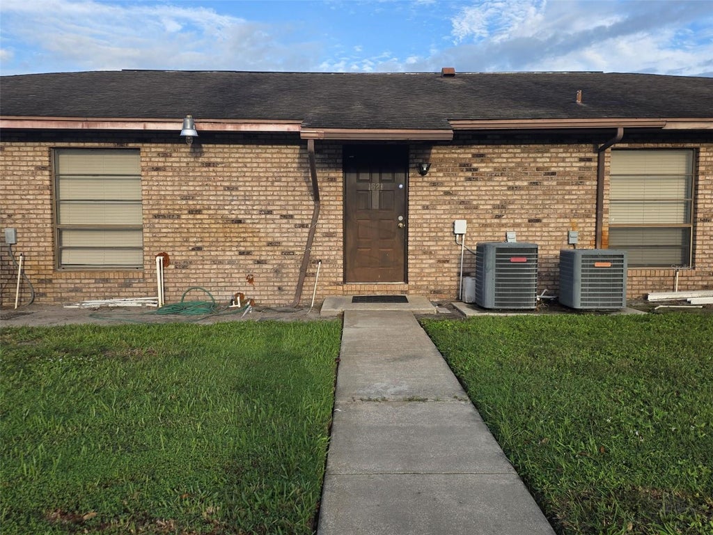 Photo of 1621 E Vine Street, Kissimmee, FL 34744 (MLS # S5158062)