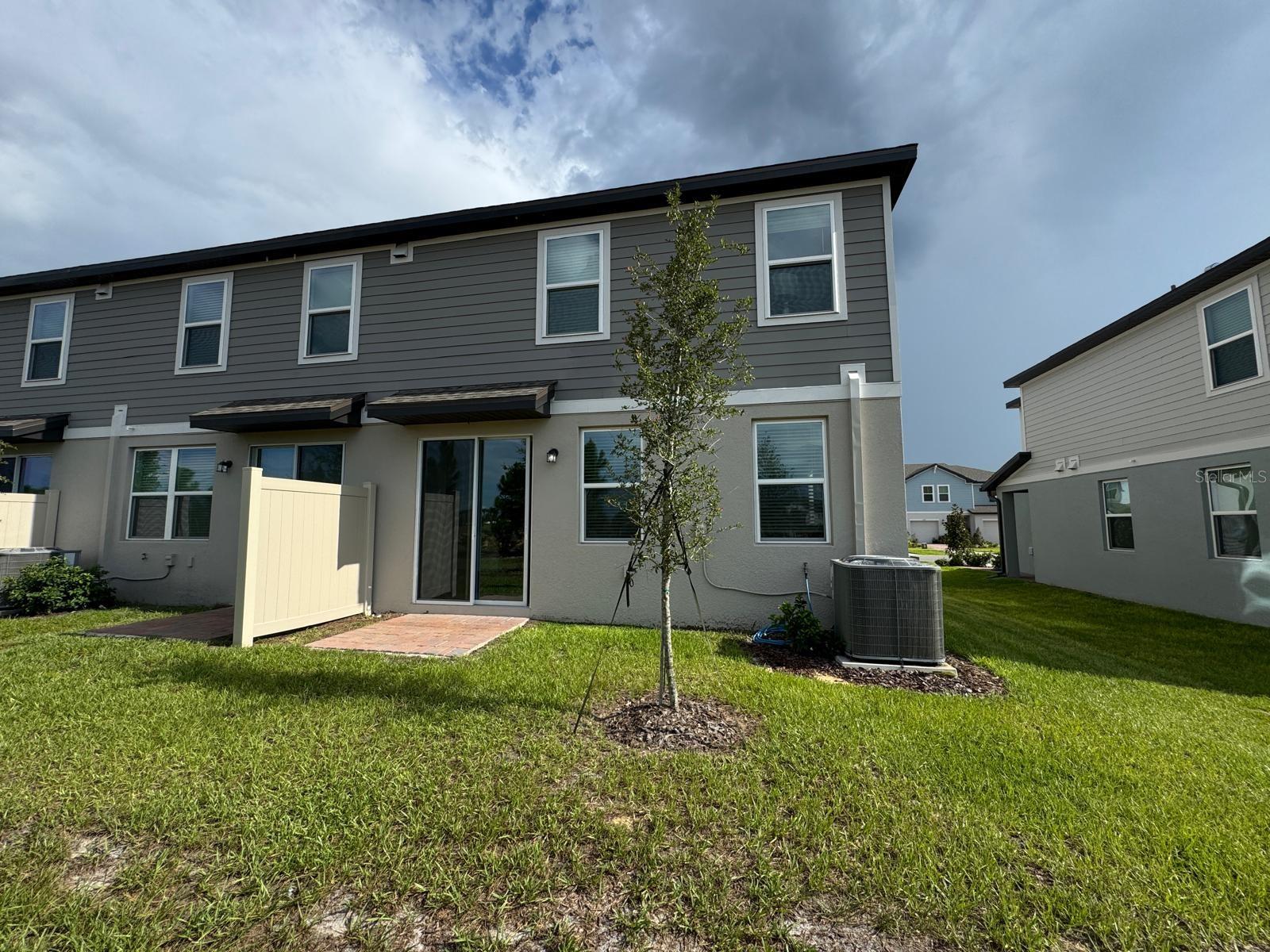 Beautiful 3-bedroom, 2.5-bath home in the desirable Clermont area! This property features a bright open floor plan with spacious living and dining areas, plus a well-appointed kitchen. The primary suite includes a private full bath, and two additional bedrooms offer plenty of space. Conveniently located near shopping, dining, major highways, and Central Florida attractions. Ready for immediate move-in!