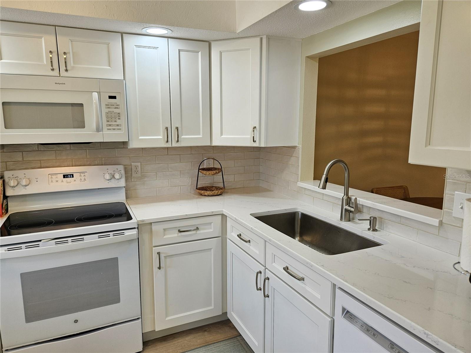ESTANCIAS OF CAPRI ISLES - Residential Lease