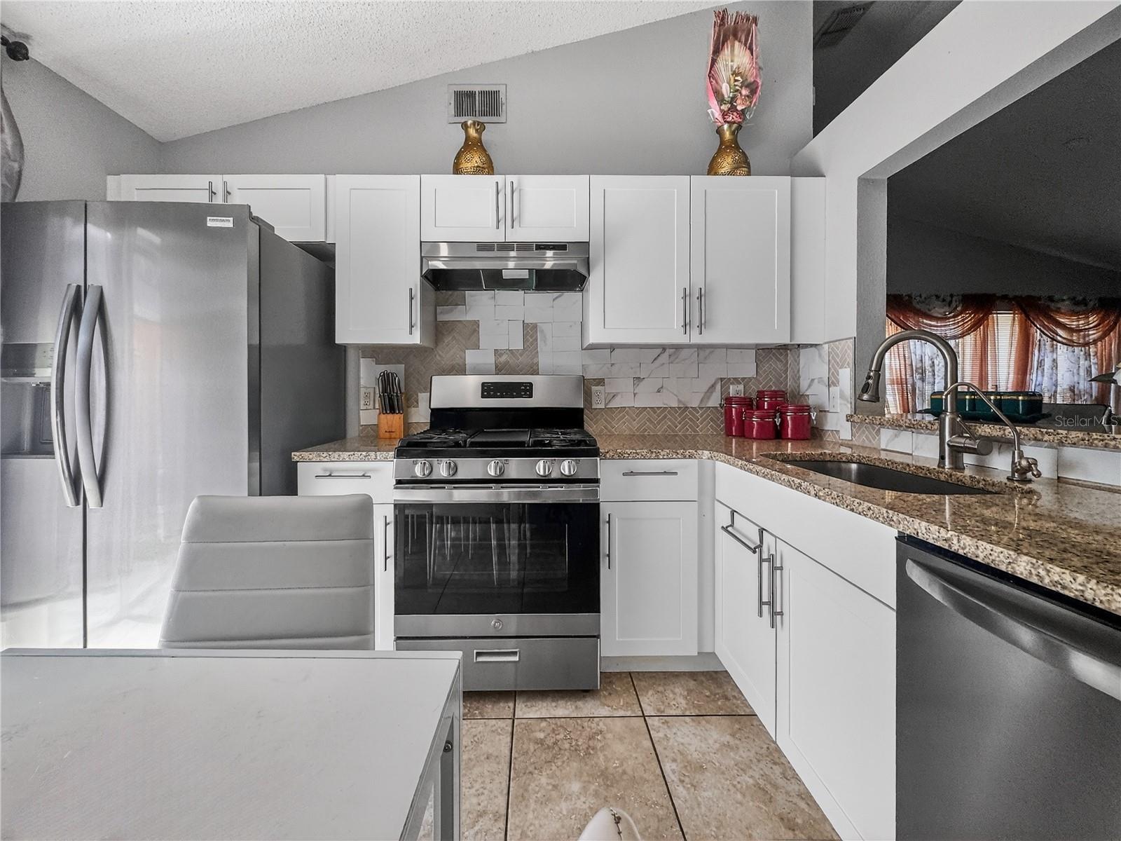 AVENTURA ESTATES - Residential