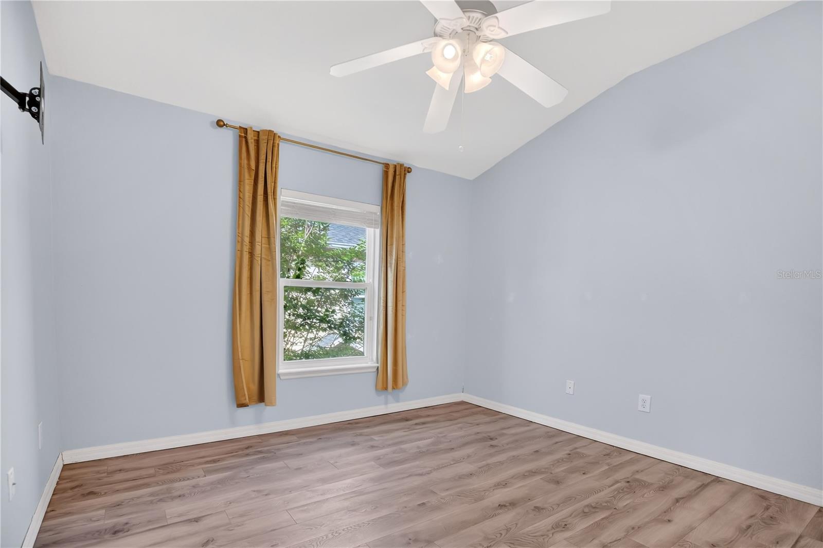 FLAGSHIP PARK A CONDO - Residential