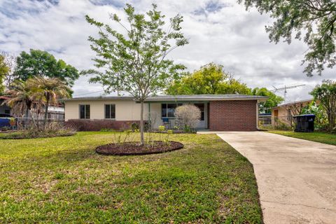 Photo of 6027 Wilbeth Avenue, Orlando, FL 32809 (MLS # G5110961)