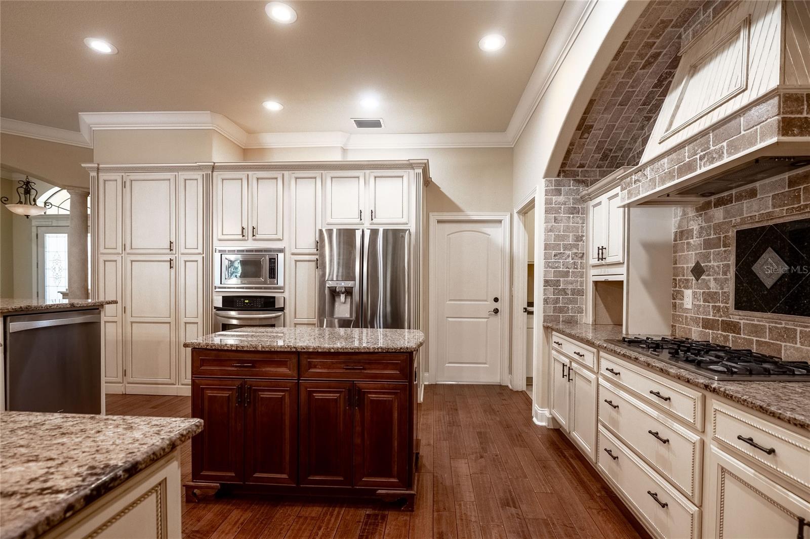 CRESCENT WOODS - Residential