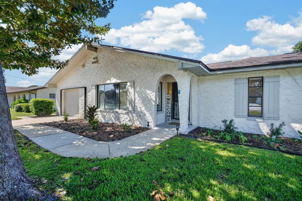 Photo of 11 Ferris Lane, Palm Coast, FL 32137 (MLS # V4951644)