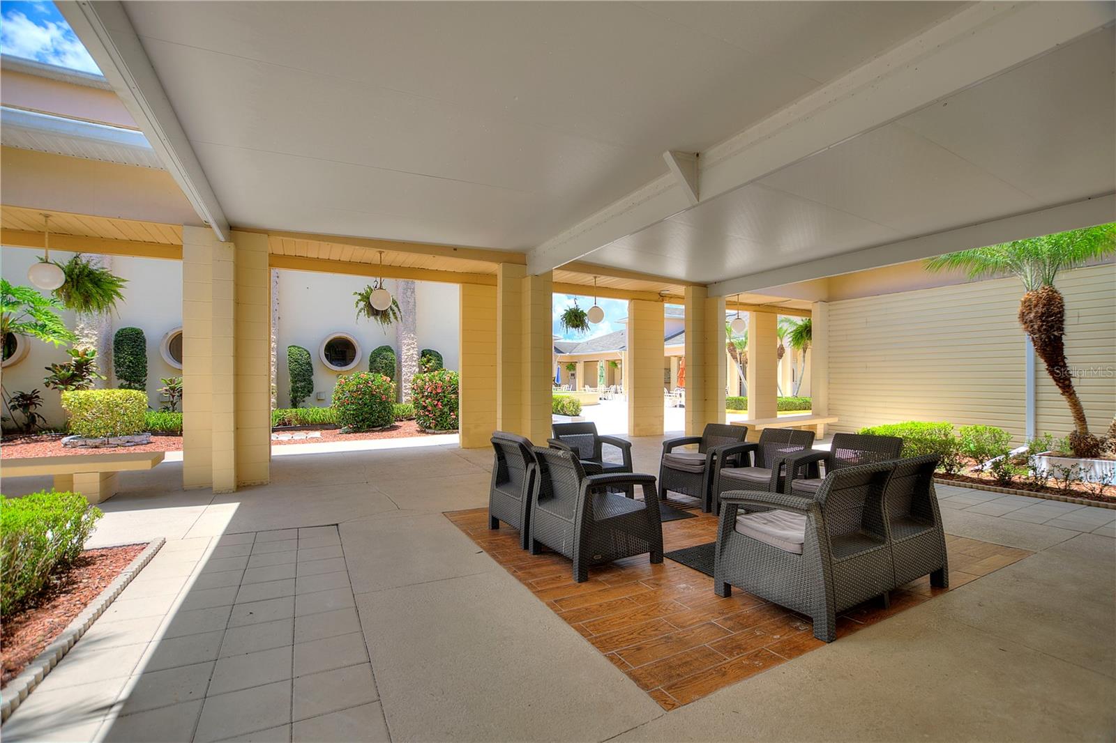 LAKESHORE CLUB - Residential