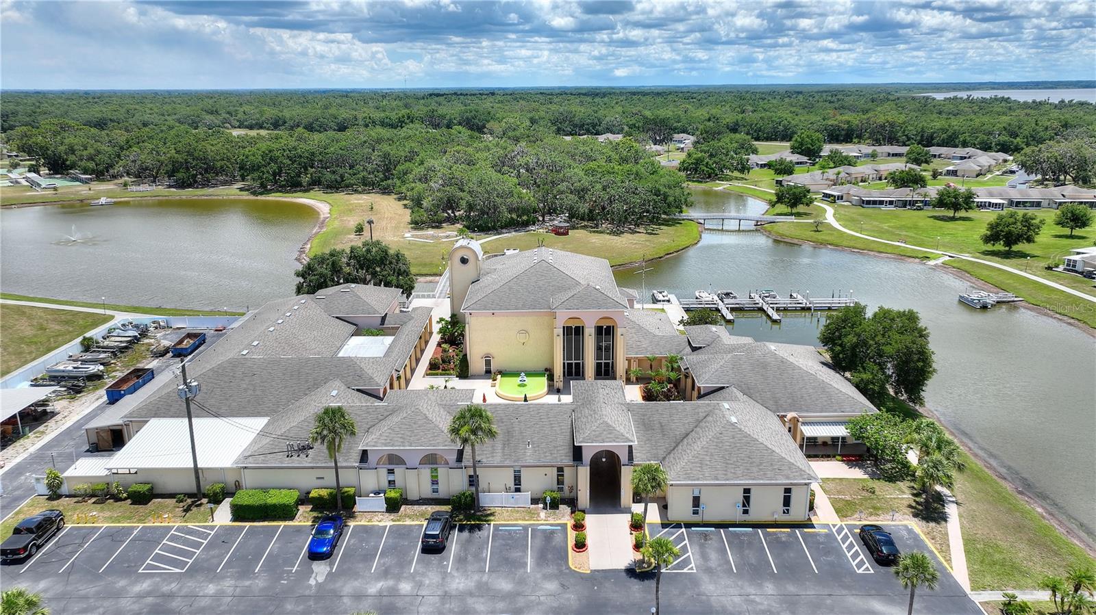 LAKESHORE CLUB - Residential