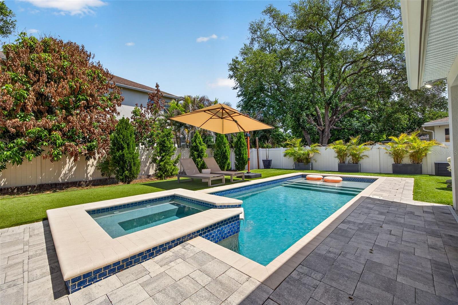 SUBURB ROYAL SUB - Residential