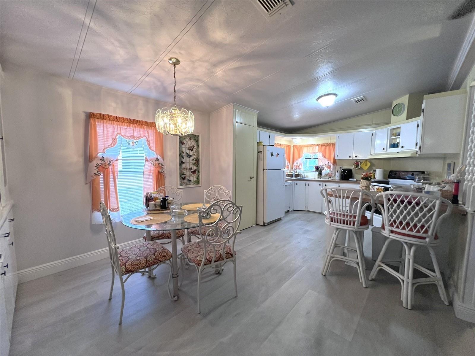 FLORAL LAKES - Residential