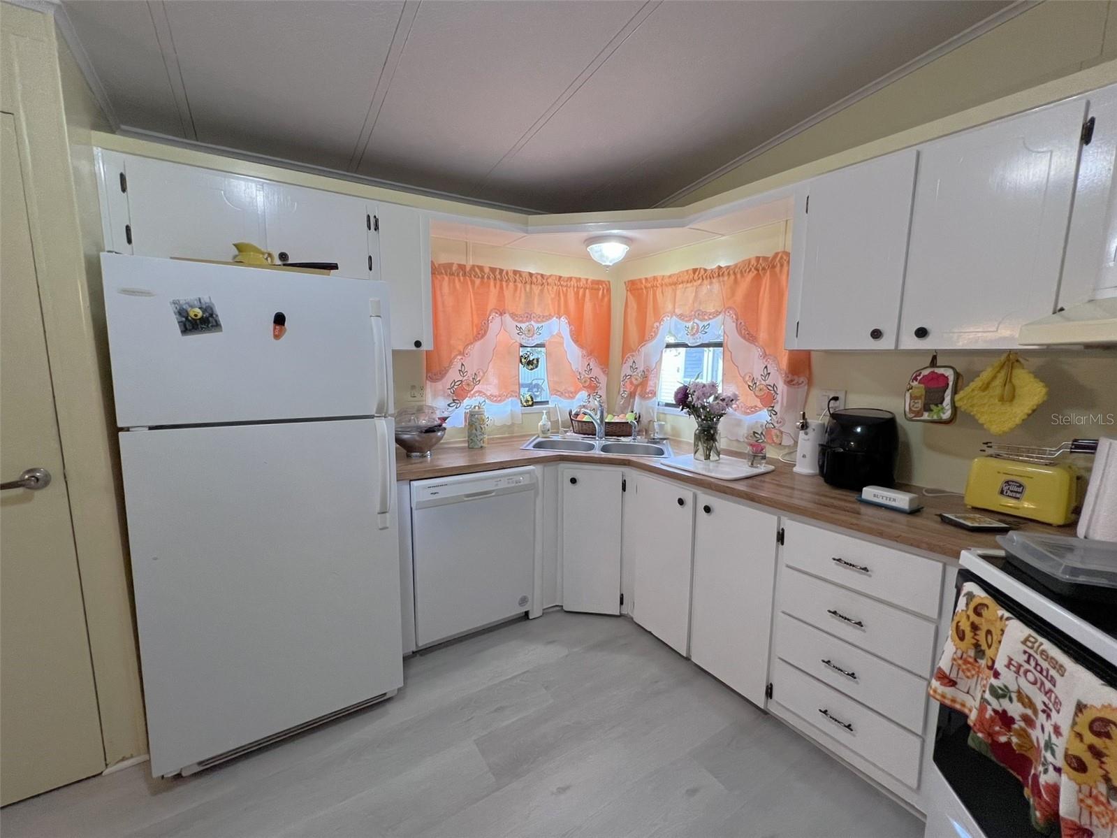 FLORAL LAKES - Residential