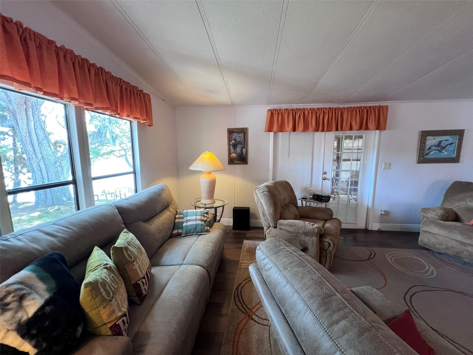 FLORAL LAKES - Residential