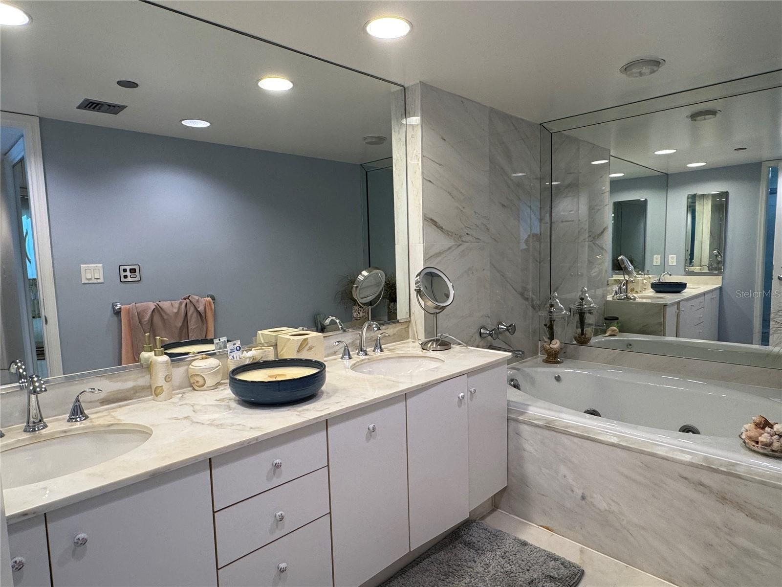 BEACHES OF LONGBOAT KEY PH-1 - Residential