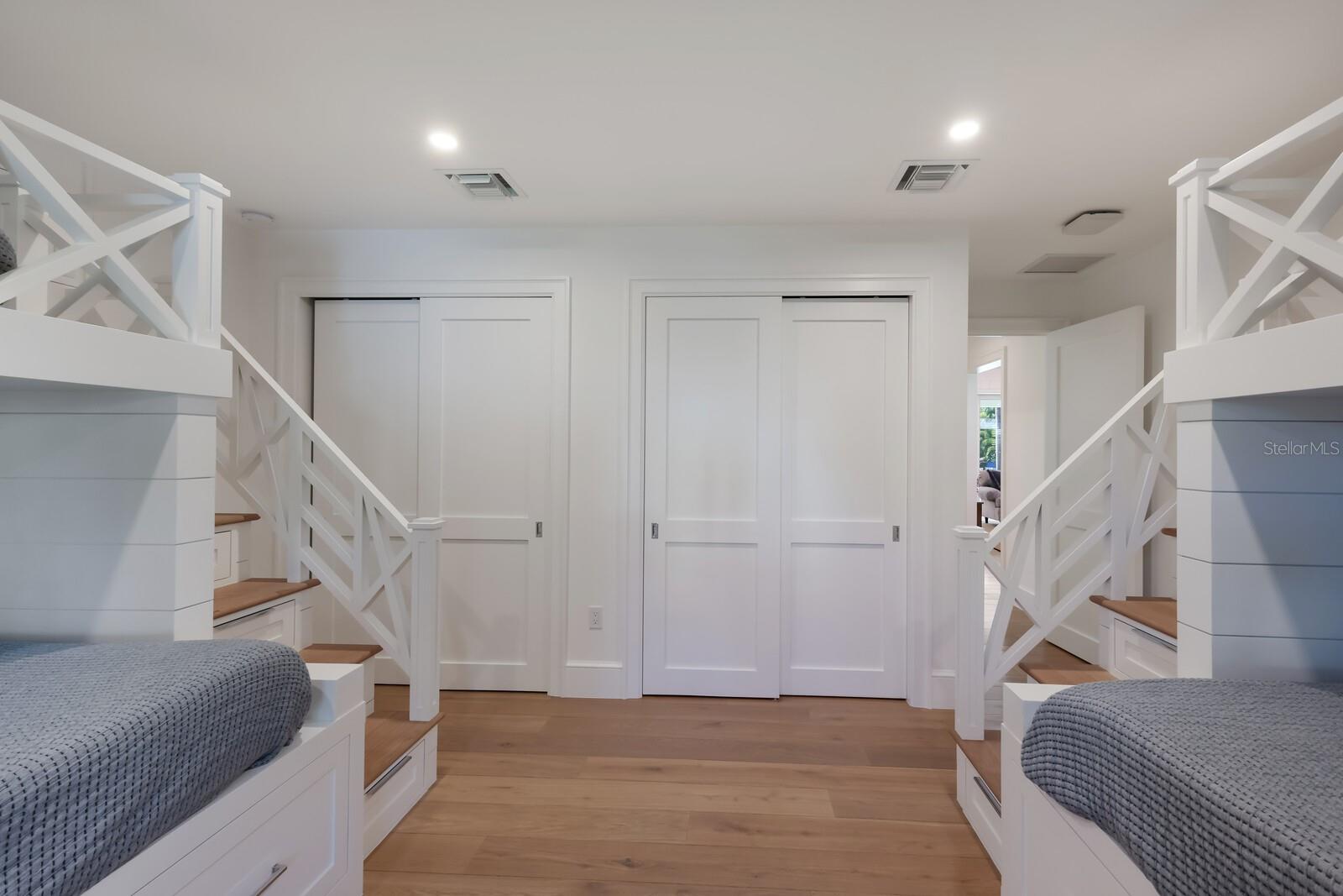 GOLDEN BEACH - Residential