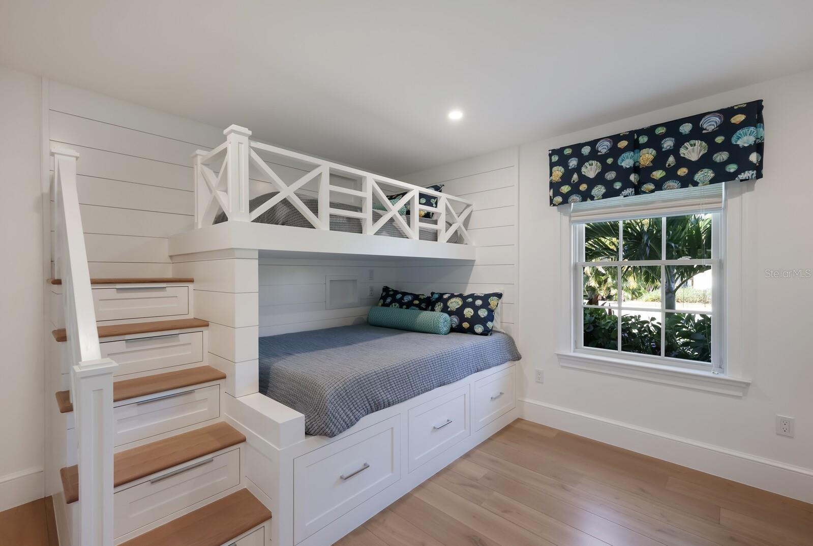 GOLDEN BEACH - Residential