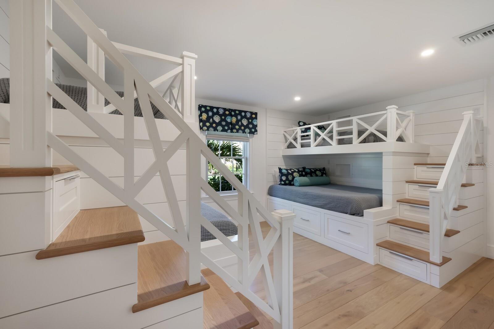 GOLDEN BEACH - Residential