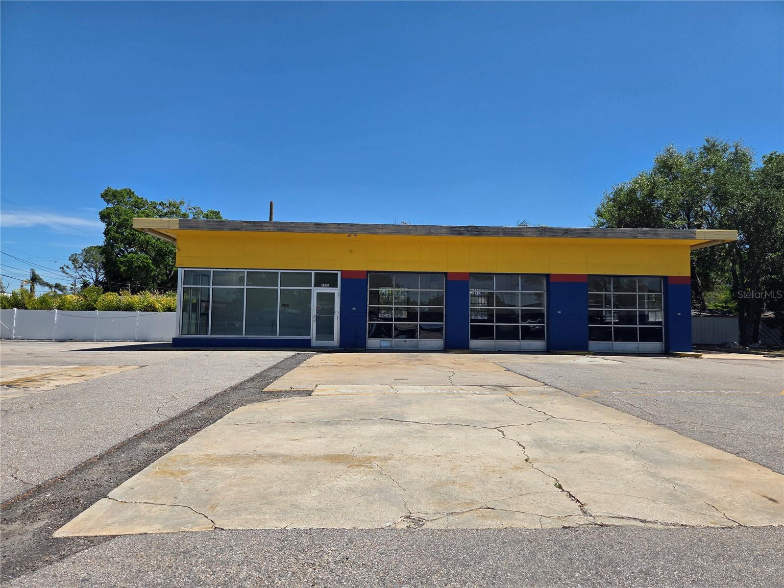 Prime Location for Auto Repair space available on bustling S. West Shore Blvd in the heart of South Tampa! This freestanding building features three roll-up bay doors, perfect for lifts and full-service operations. Located on one of the area’s busiest corridors with excellent frontage, it offers unmatched exposure and access. Includes a large parking lot for customers and inventory, gross lease terms. Ideal for a mechanic, body shop, or automotive business ready to thrive in a high-traffic location.