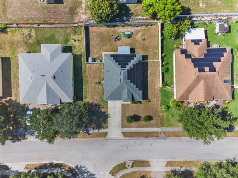 A home in LAKE WALES