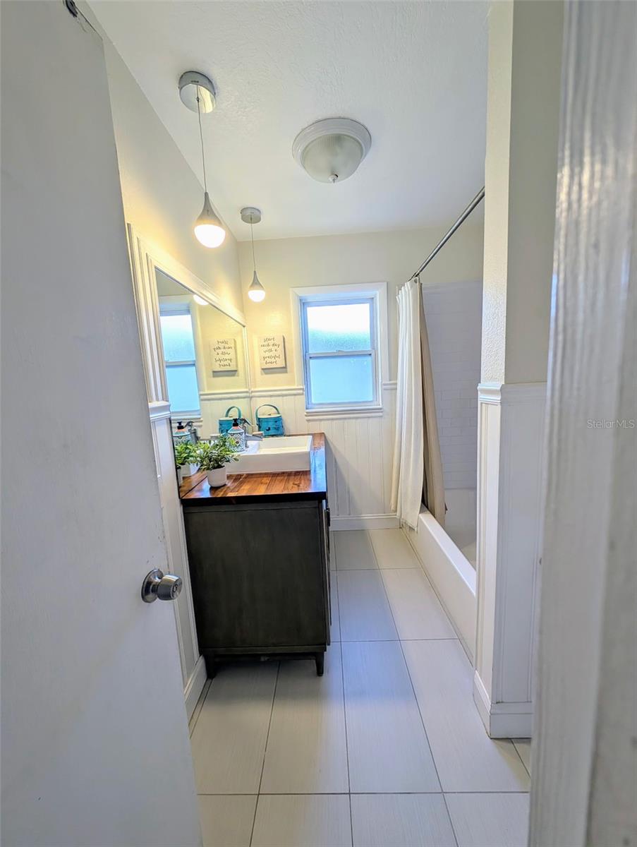 LAKESIDE TERRACE 1ST ADD - Residential Lease