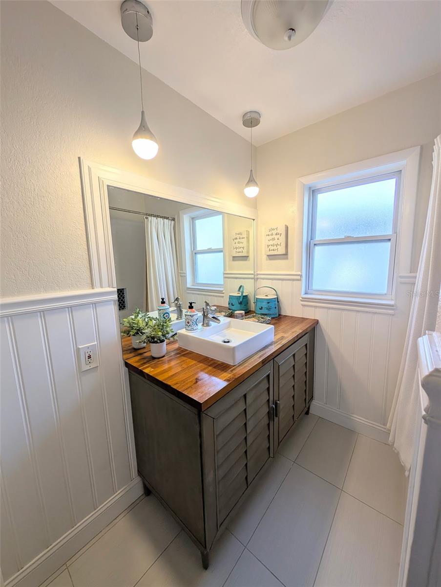 LAKESIDE TERRACE 1ST ADD - Residential Lease