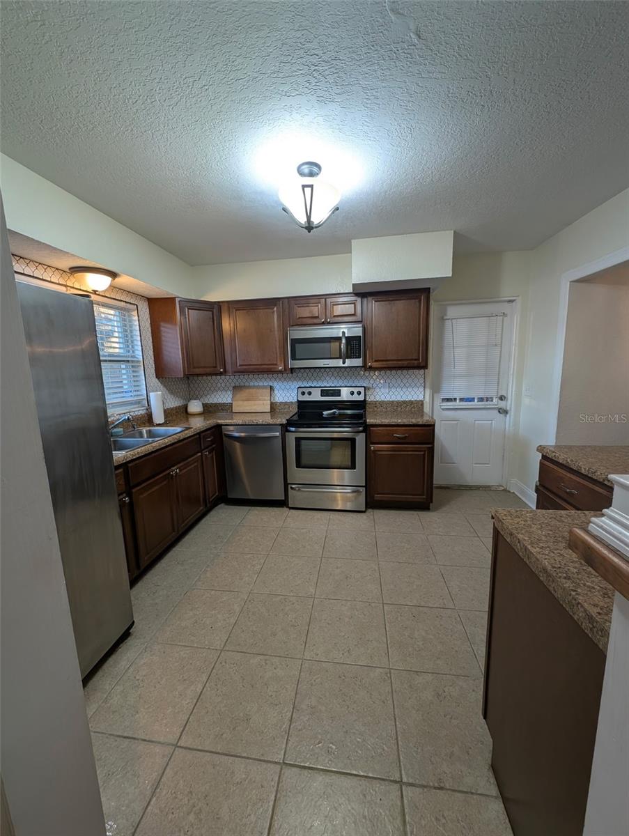 LAKESIDE TERRACE 1ST ADD - Residential Lease