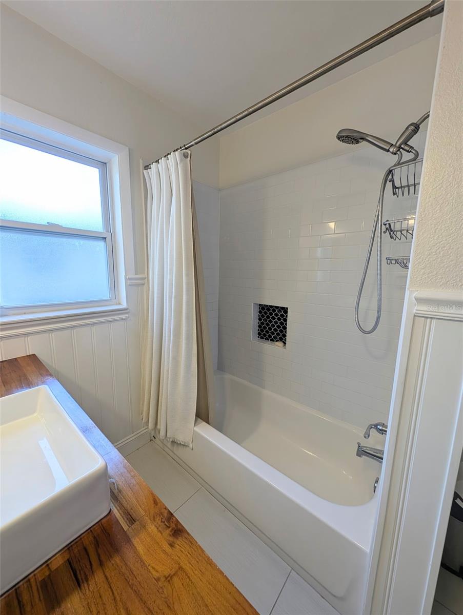 LAKESIDE TERRACE 1ST ADD - Residential Lease