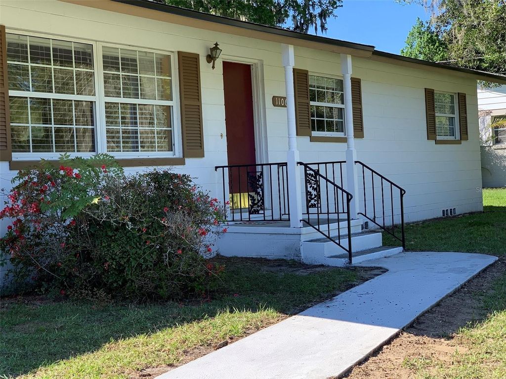 Photo of 1106 NE 17th Terrace, Ocala, FL 34470 (MLS # OM722155)