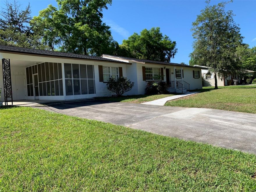 LOVELY HOME IN THE HEART OF OCALA, NO HOA, WOOD FLOORS, SPACIOUS FLOOR PLAN, LIVING ROOM, DINING ROOM, FAMILY ROOM, 3 BEDROOMS, 2 BATHS. GREAT BACKYARD FOR FAMILY ENJOYMENT, KITCHEN BREAKFAST BAR, GRANITE COUNTER TOPS, SCREENED LANAI, CARPORT