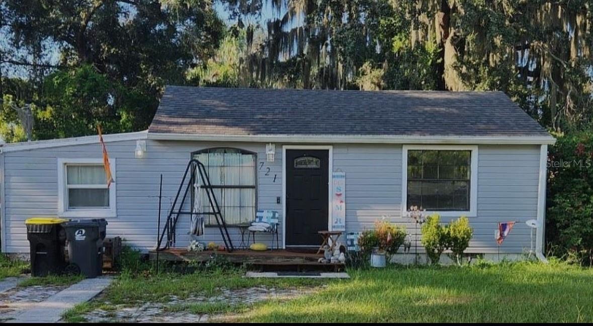 2 Bedroom 2 Bath located in the heart of Auburndale with a Lake View. This home offers great potential for a First Time Home Buyer or Investor looking to build up their portfolio! With a little TLC you could turn this Charming Home into your Dream Home. Roof replaced in 2022 and Priced to Sell with a Motivated Seller!
Schedule your Showing Today!