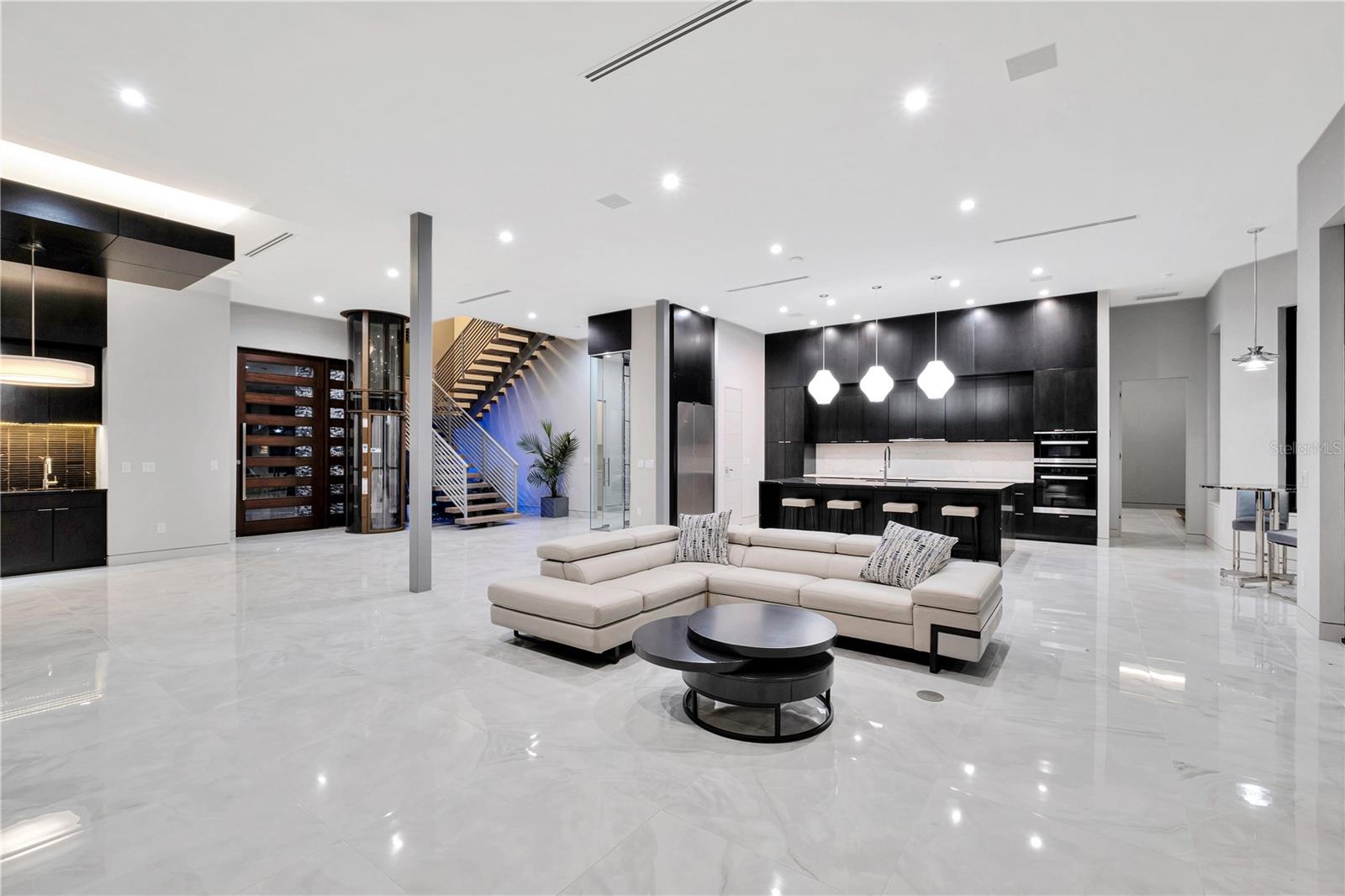 527 W DAVIS BOULEVARD