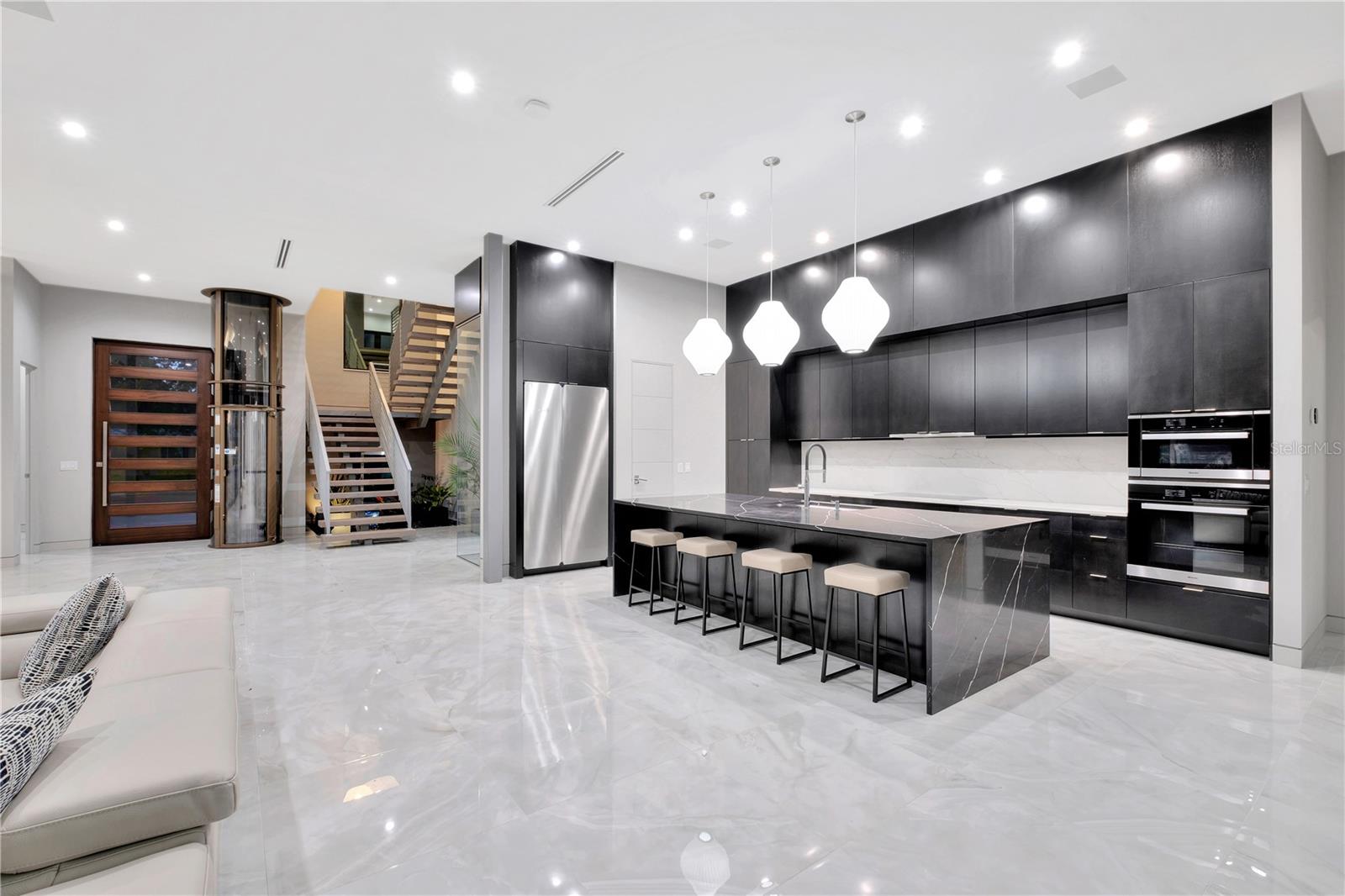 527 W DAVIS BOULEVARD