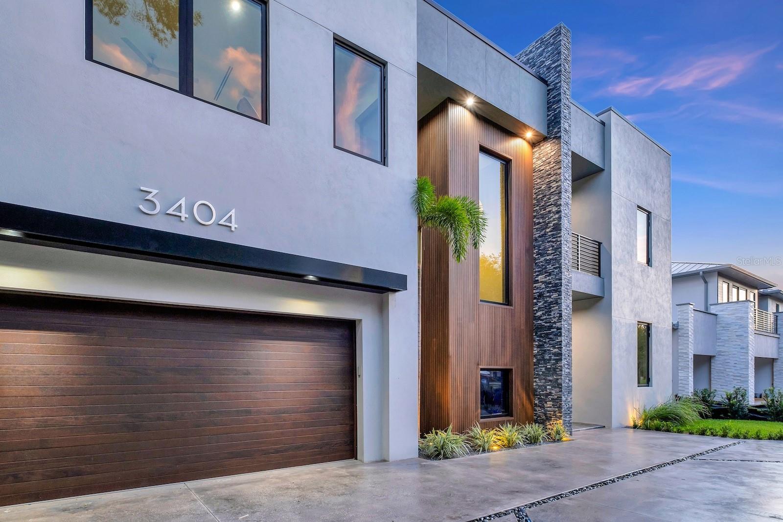 527 W DAVIS BOULEVARD