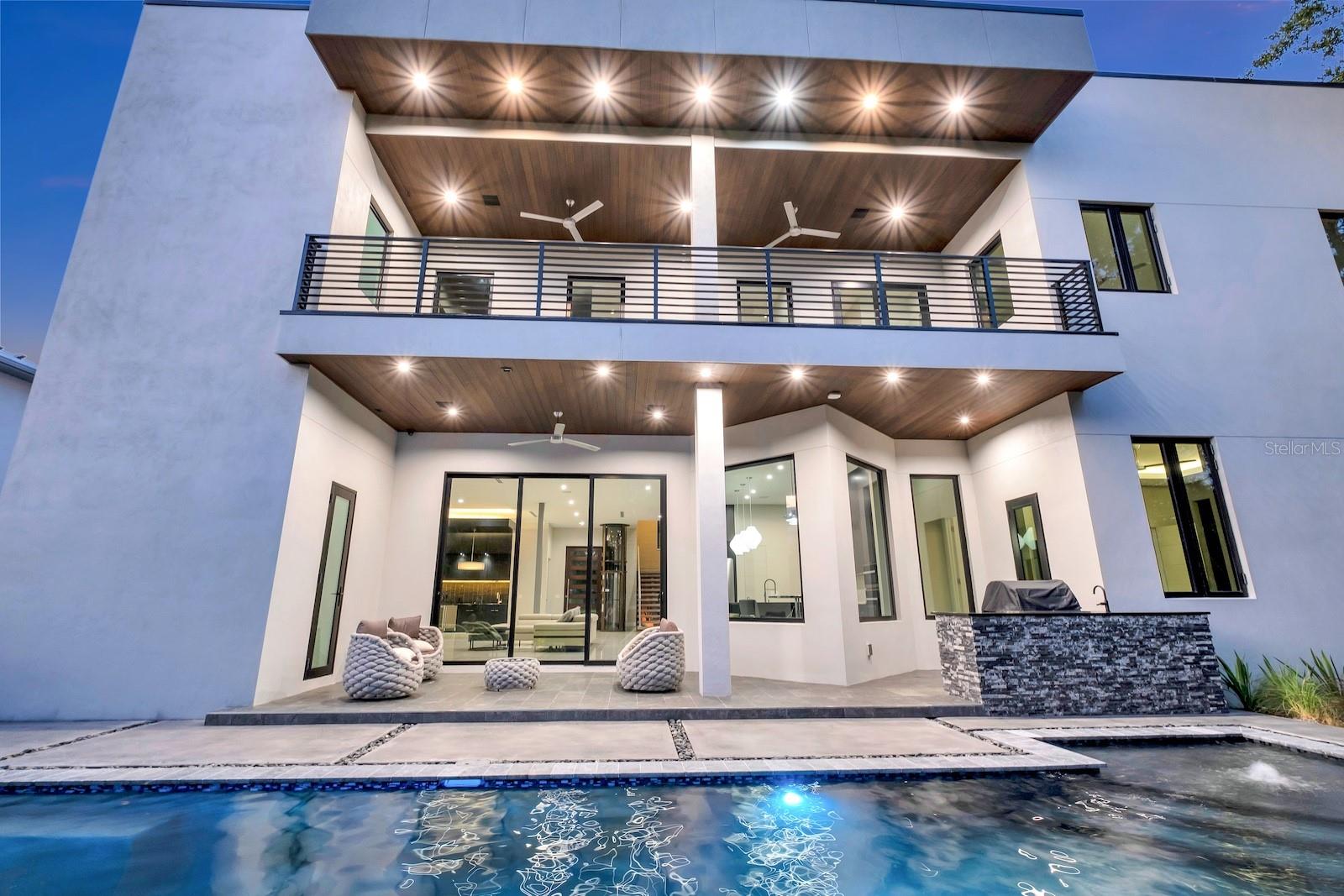 527 W DAVIS BOULEVARD