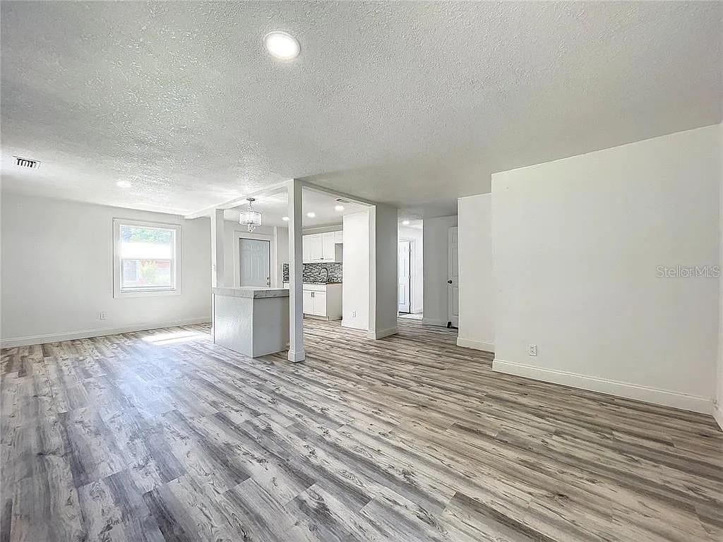 3211 E CHELSEA STREET