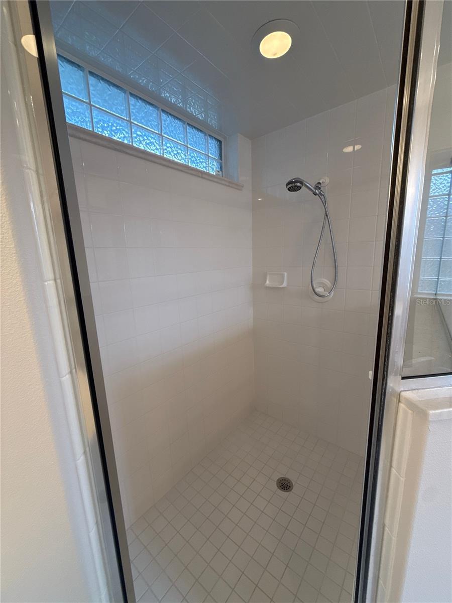 LAKE DIAMOND GOLF & CC PH 03 - Residential Lease