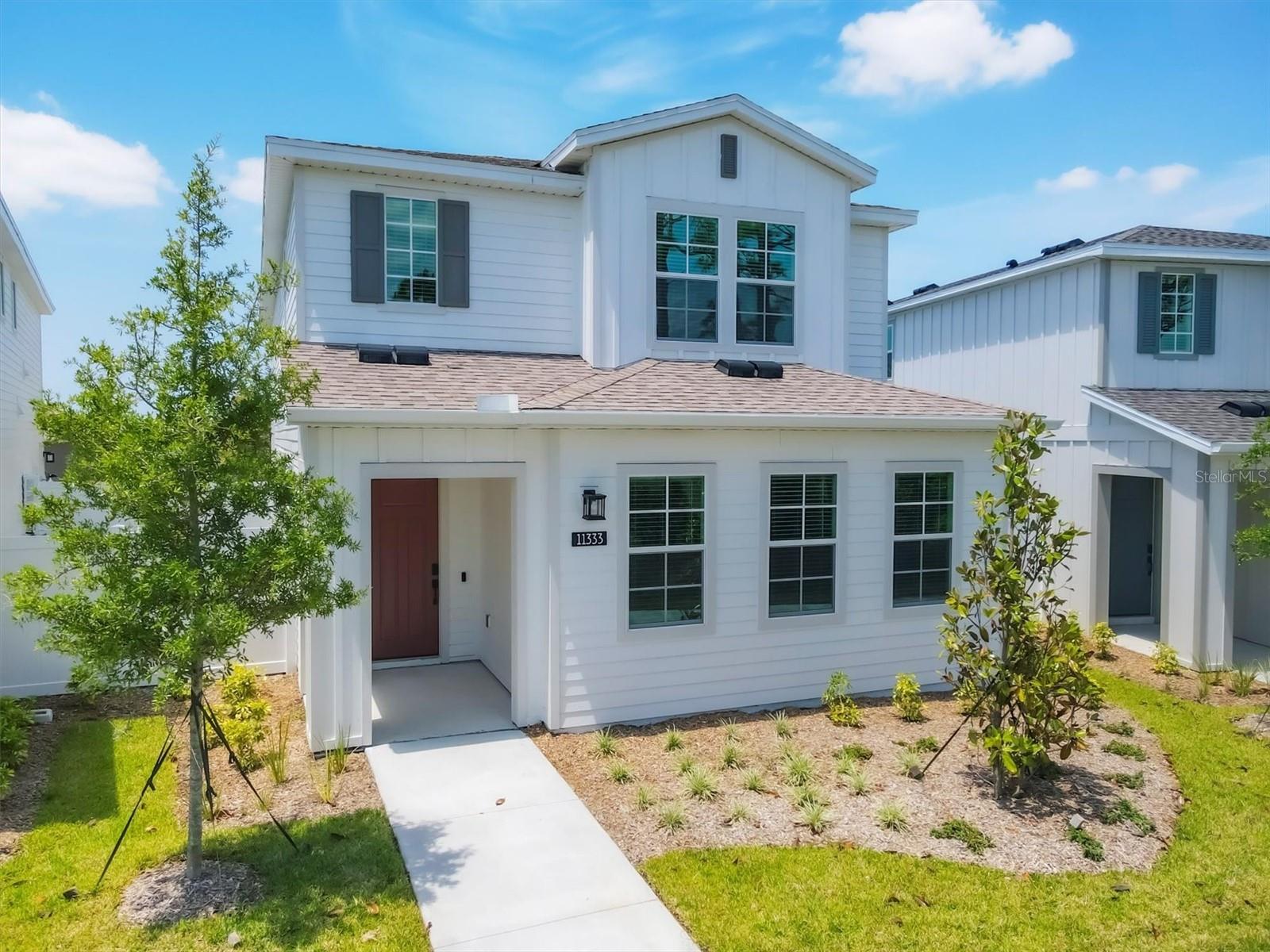 Available Now in Wellen Park – Unfurnished 3 bedroom / 2.5 bathroom / 2 story home. The address listed is the model home. Upon request a list of available home addresses will be provided. BB Living Wellen Park brings you a refreshingly beautiful residence, available in three or four bedroom layouts, brimming with all the extras you’d hope for, including but not limited to air conditioning, walk-in closets, a private gated backyard, stainless-steel GE appliances, in-home washer & dryer, granite countertops throughout, in-home smart home technology, an attached two car garage with full size driveway, and much much more. Pricing starts at $2,984. Lease terms range from 9 months to 18 months. BB Living Wellen Park is a pet friendly community which utilizes Petscreening.com for all pet owners.
Excellent opportunity to reside in a new community with up and coming amenities such as a resort-inspired community pool, heated spa, courtyard play area with turf and cornhole, walking paths, modern fitness center, pickleball court, and dog bark park. Just a short golf cart ride to CoolToday Park/Atlantic Braves Stadium and Downtown Wellen Park.