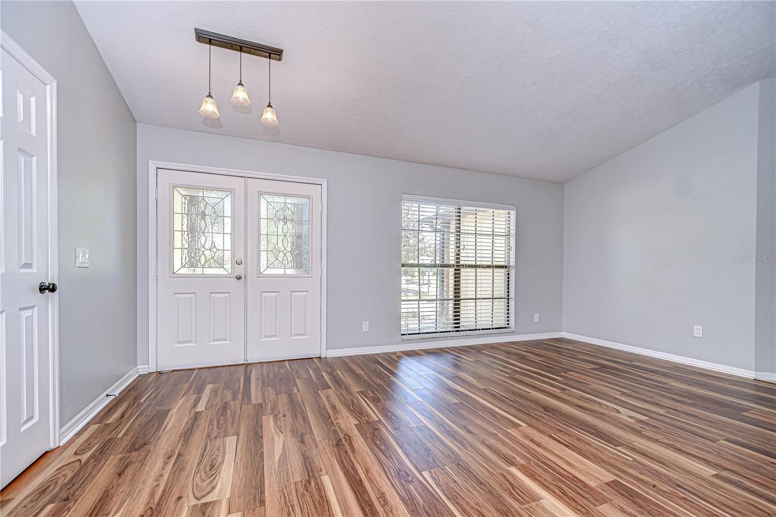 512 PINEWALK DRIVE
