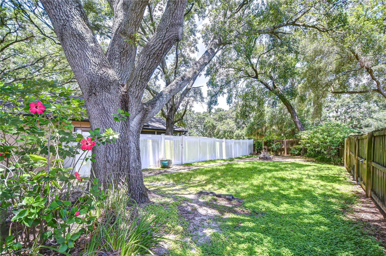 512 PINEWALK DRIVE