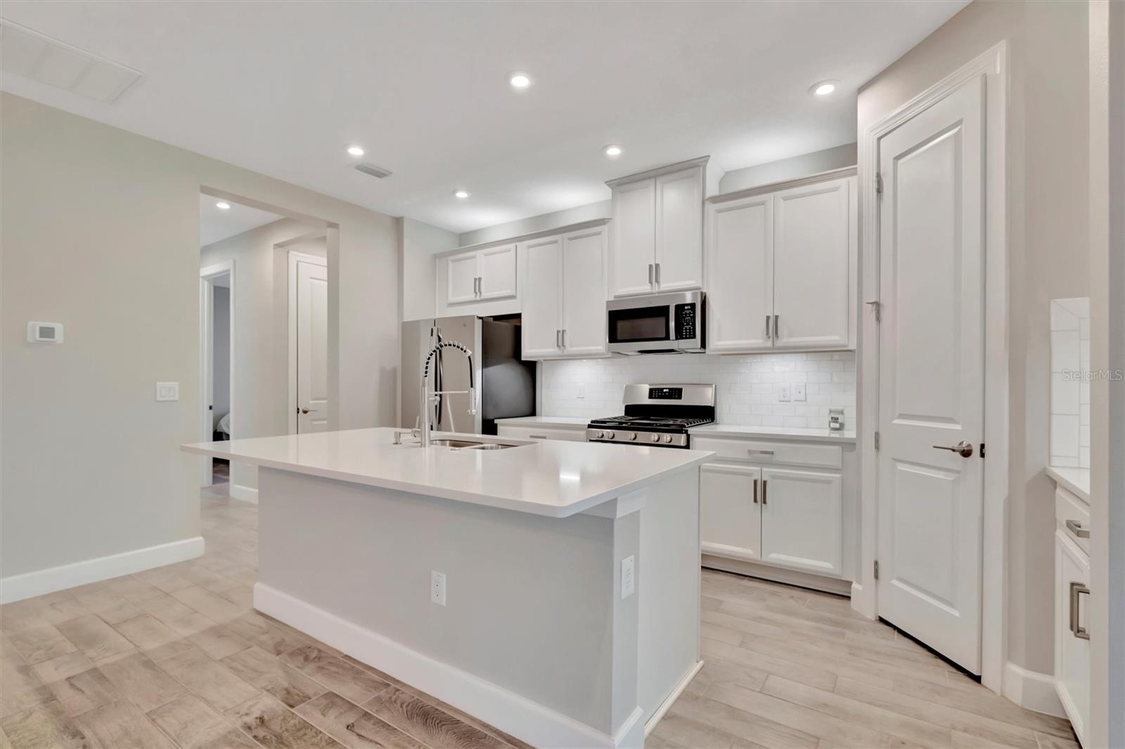 ARTISAN LAKES ESPLANADE - Residential