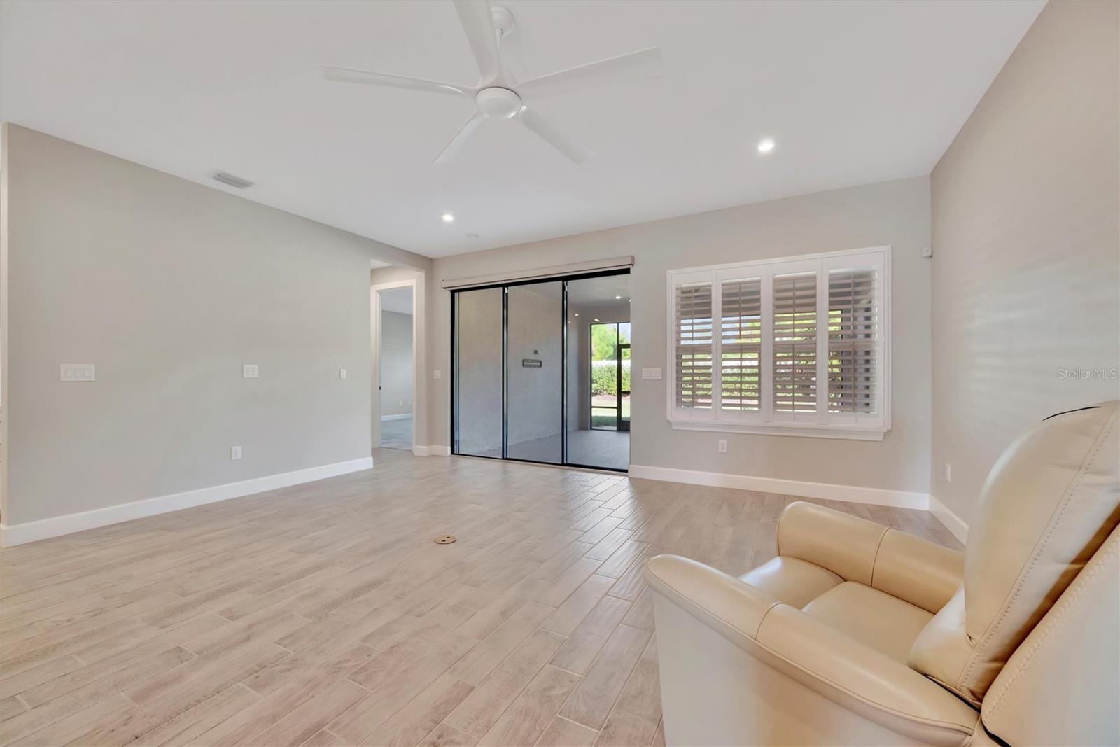 ARTISAN LAKES ESPLANADE - Residential