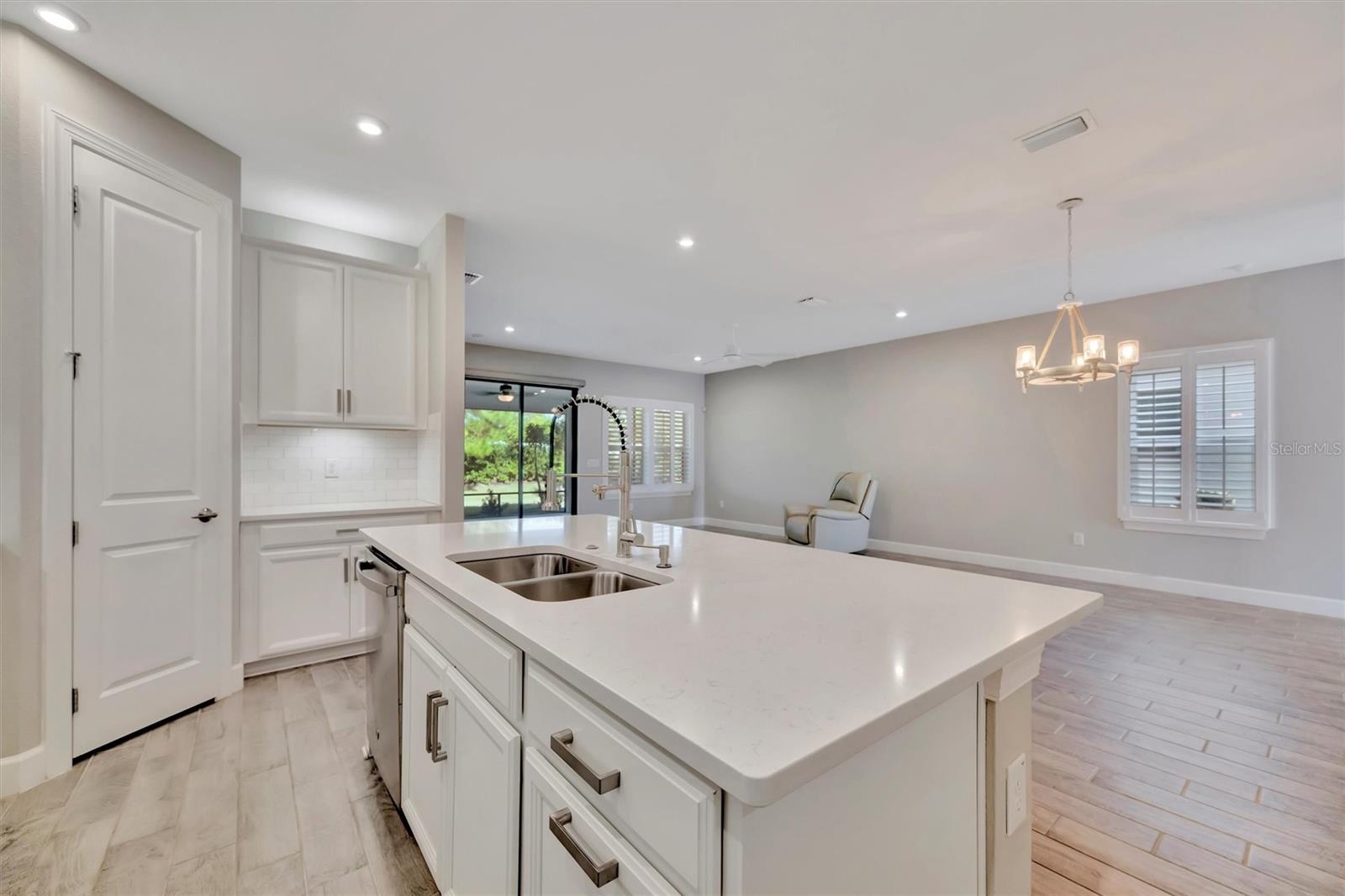 ARTISAN LAKES ESPLANADE - Residential