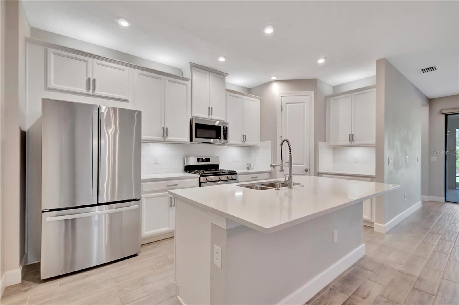 ARTISAN LAKES ESPLANADE - Residential