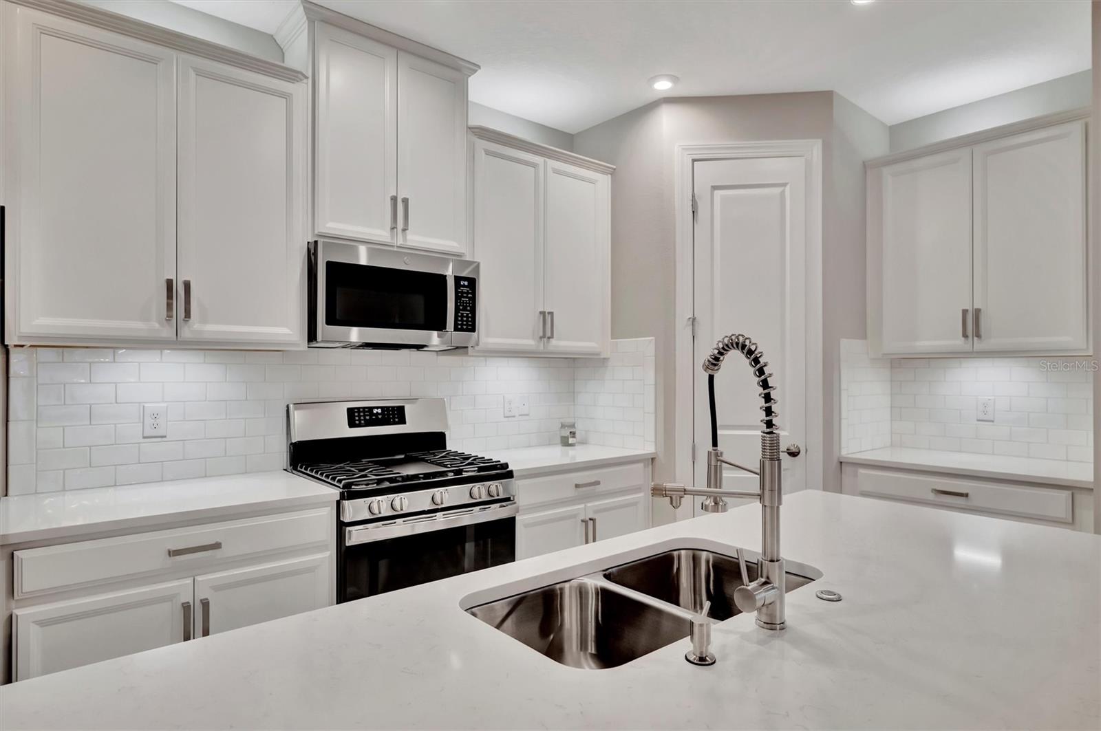 ARTISAN LAKES ESPLANADE - Residential