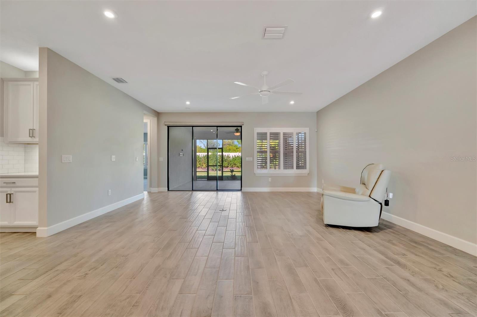 ARTISAN LAKES ESPLANADE - Residential