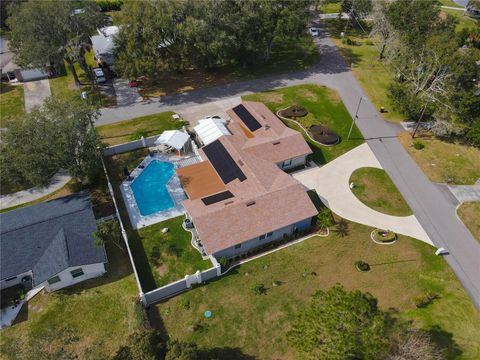 A home in AUBURNDALE