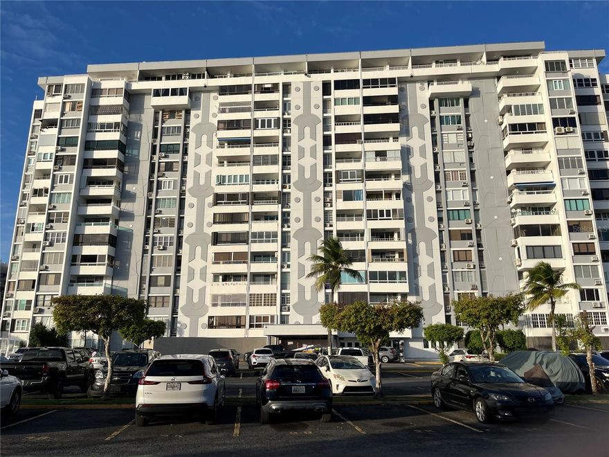 Tenth floor apartment with spectacular view of the lagoon that allows you to enjoy the beautiful sunsets. Completely remodeled, three bedrooms two of them with bathroom inside, open space. Kitchen equipped with fridge, stove with oven, microwave oven, dishwasher. A parking lot. Close to supermarket, farnacia and convenience stores. Easy access to the Expreso de Las Américas, Av. Baldorioty de Castro. Airport. Rented with or without furniture 24/7 guard