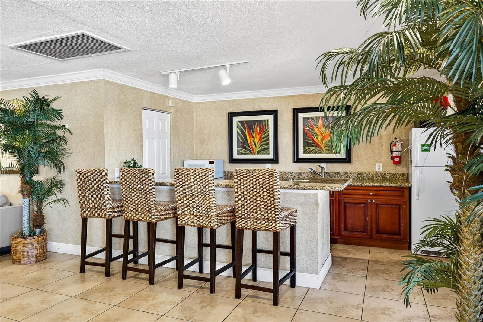WHISPERING OAKS - Residential
