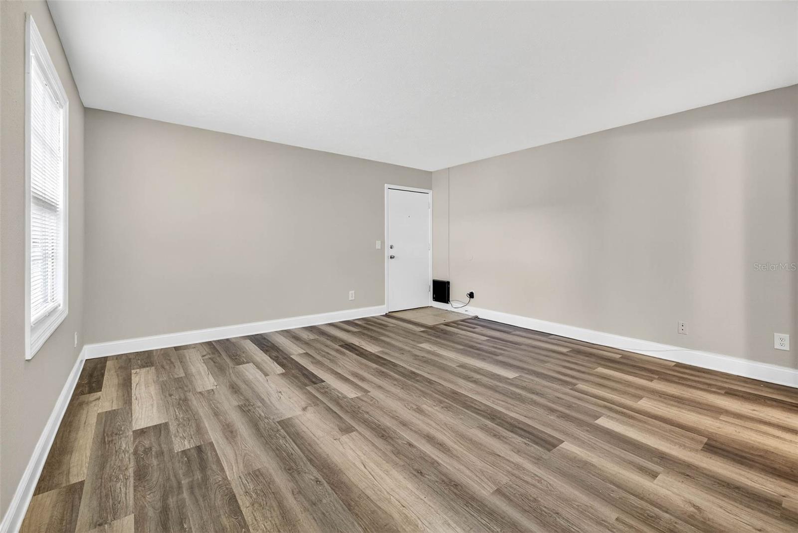 WHISPERING OAKS - Residential